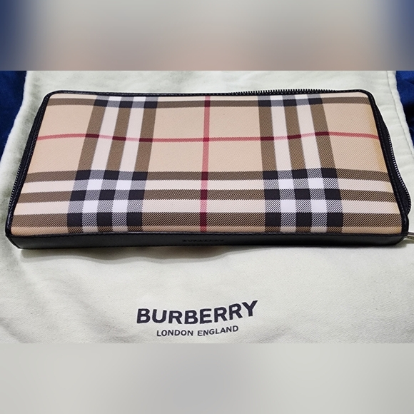 BURBERRY BRAND-NEW GIANT WALLET ORGANIZER comes with dustbag and COA - Picture 1 of 16